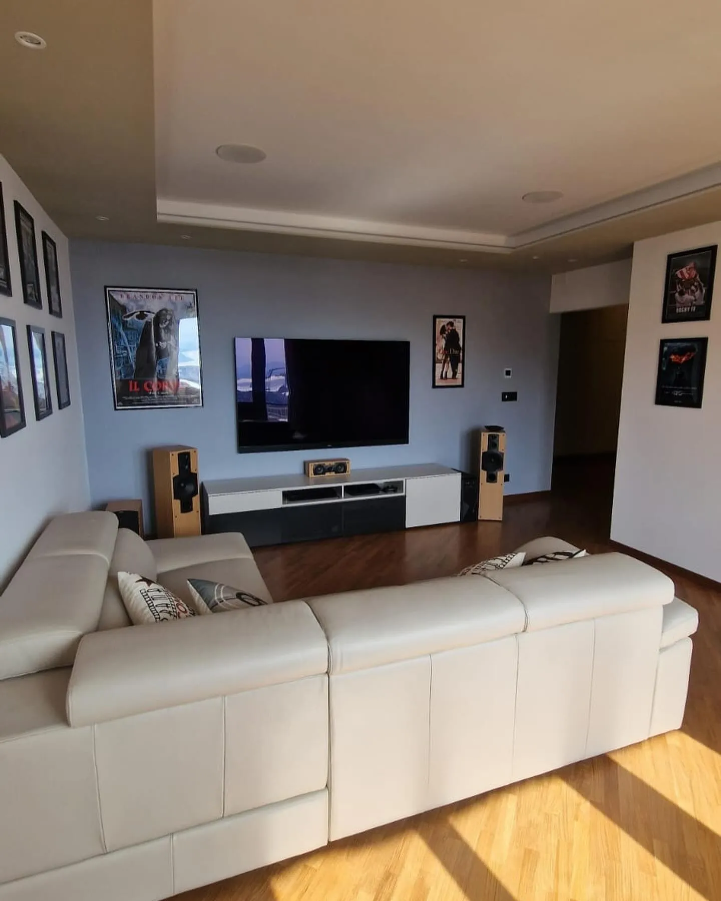 Soggiorno con parete attrezzata per TV e impianto audio a incasso